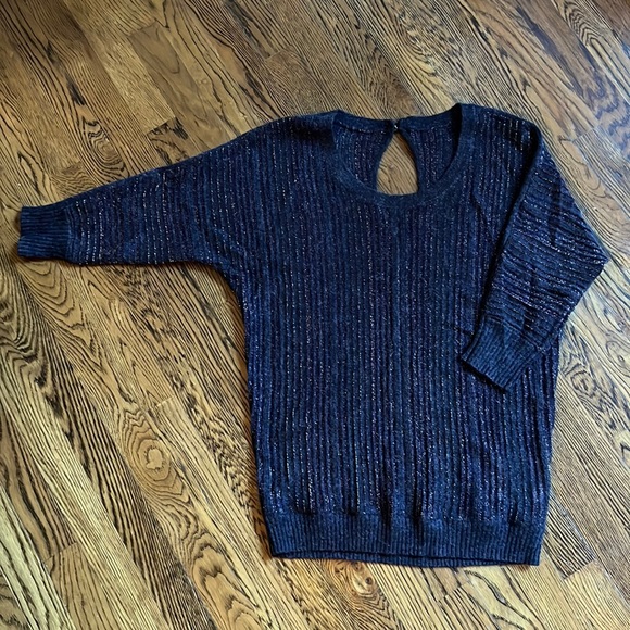 CLUB MONACO elongated pullover sz small, 3/4 sleeve. - Picture 4 of 6